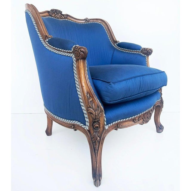 1920s Carved Walnut French Bergeres Armchairs Upholstered in Silk, a Pair For Sale - Image 4 of 15
