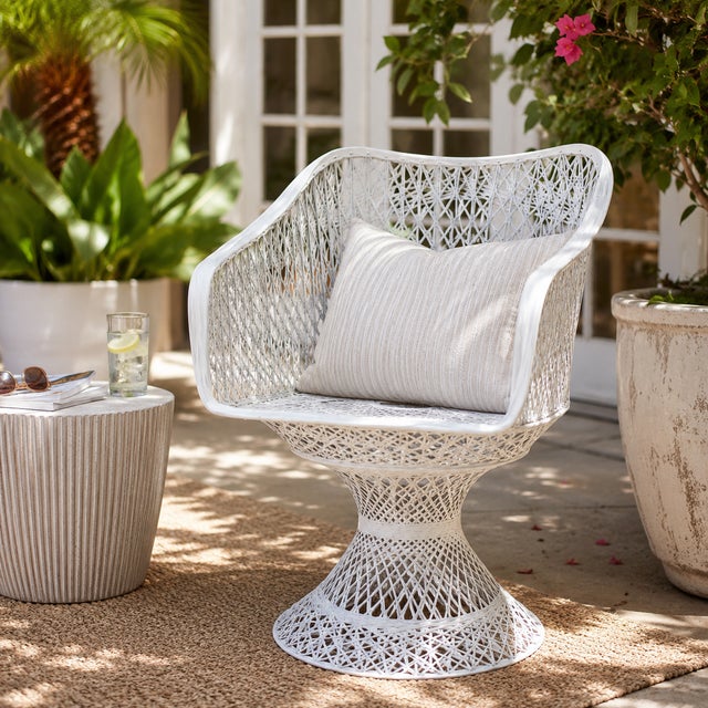 This vintage spun fiberglass pedestal chair is attributed to the designs of Russell Woodard, one of the pioneers of woven...