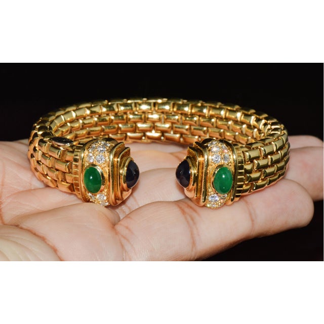 Italian Vintage Fope Flex’it Natural 5.20ct Diamond Sapphire Emerald 18k Gold Open Cuff Bracelet For Sale - Image 3 of 14