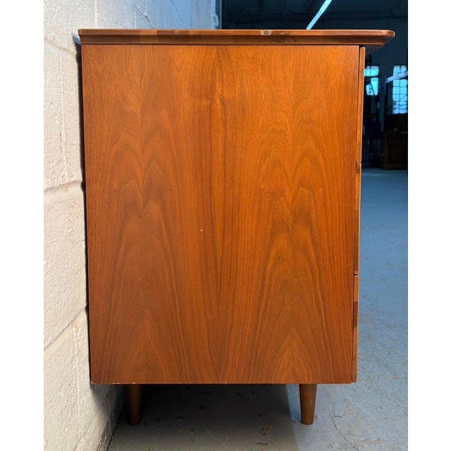 Mid 20th Century Modern Walnut Lowboy Dresser by Young Mfg., Attributed For Sale - Image 13 of 18
