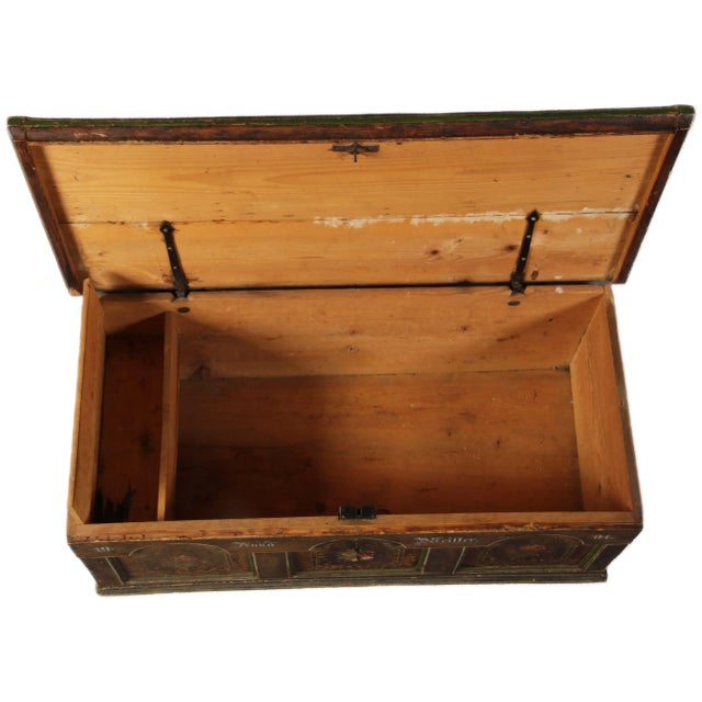Age and Origin: The chest dates from around 1900 and is likely from Germany. Dimensions: Height approx. 53 cm, width...