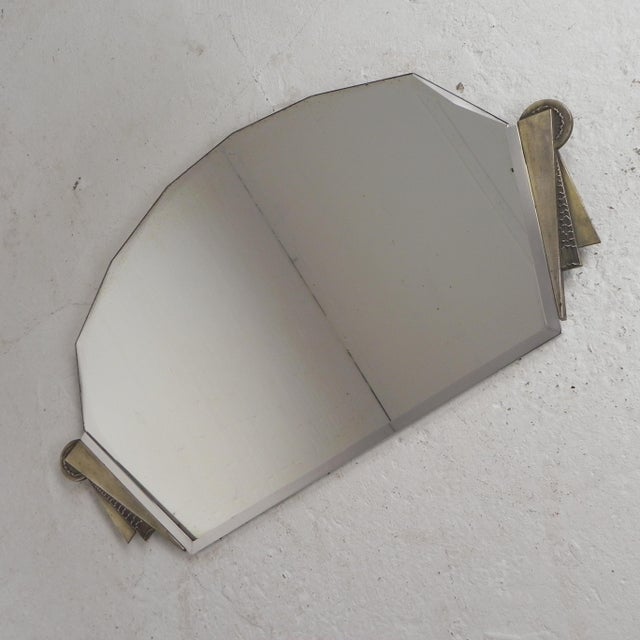 The brass frame with characteristic geometric Art Deco shapes gives this mirror just that little bit extra. Height: 45 cm....