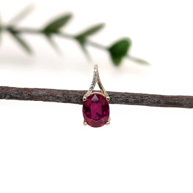 Contemporary 3.0Ct Madagascar Ruby and Natural Diamond Accents Pendant in Solid 14k Gold For Sale - Image 3 of 6