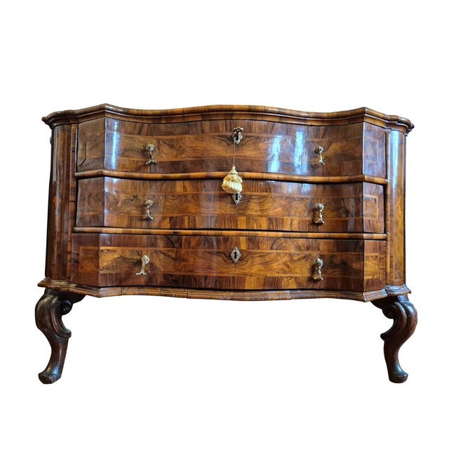 Baroque Inlaid Walnut and Burl Wood Commode with Serpentine Front and Cabriole Legs, 1780s For Sale - Image 6 of 17