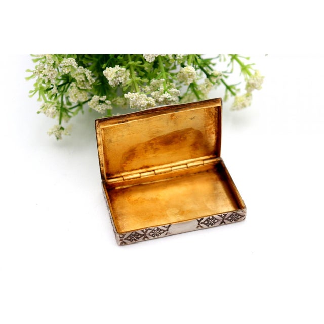 Silver Pill Box with Embossed Floral Motifs, in Good conditions. Designed 1920 to 1949