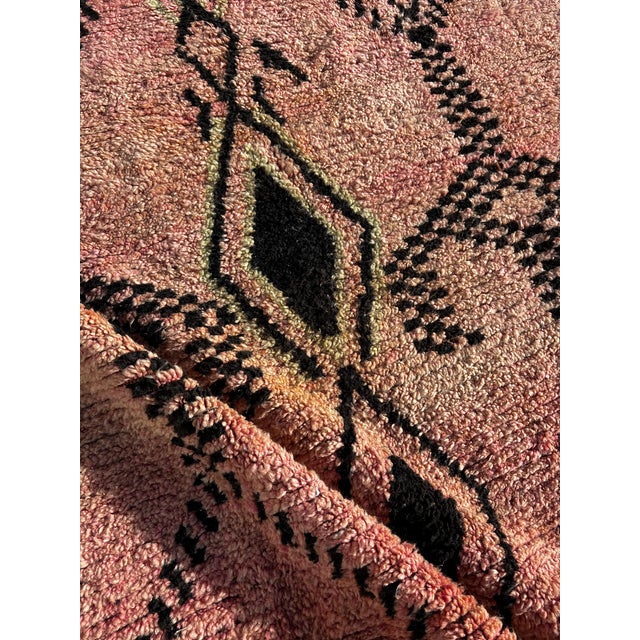 This modern Moroccan rug is handmade from 100% natural wool by skilled Berber artisans. With its bold geometric patterns...