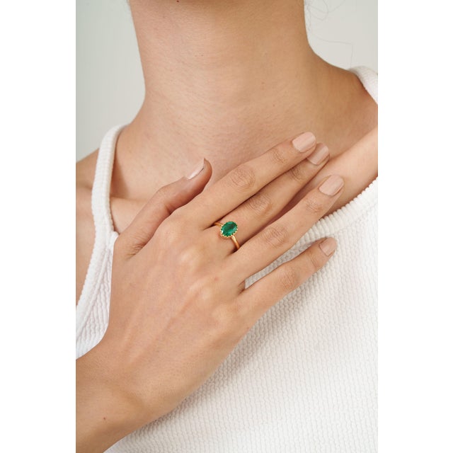 Contemporary Vintage Inspired 1.9ct Natural Emerald Oval Solitaire Ring Size 7 in 18k Yellow Gold For Sale - Image 3 of 16