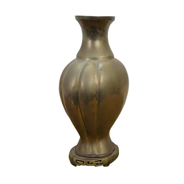 Large mid to early century Chinese chinoiserie style vase / urn featuring an oval form with flared top, lobed reeded body...