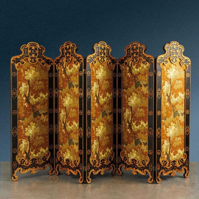 Screen with five articulated panels; in poplar entirely lacquered in black, it is decorated with chinoiserie-style painted...