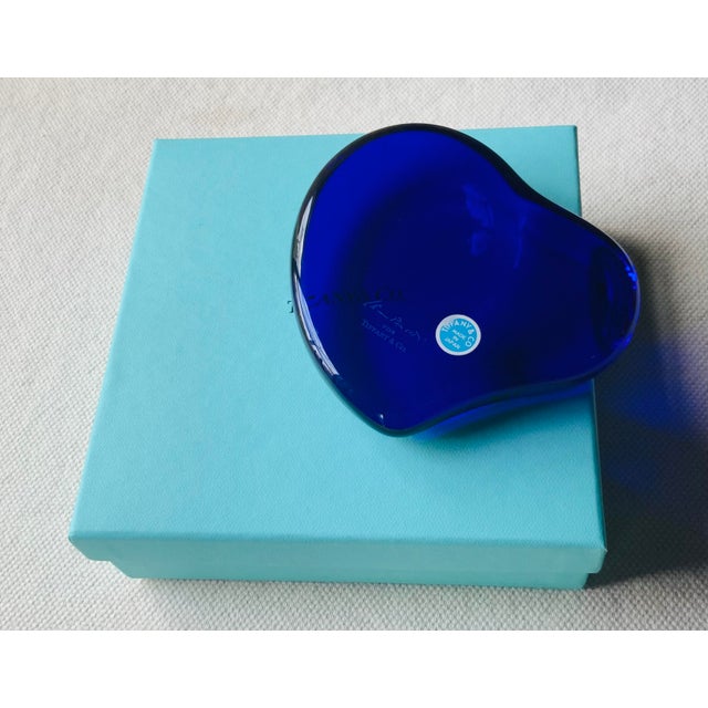 Tiffany and Co. Vintage Elsa Peretti for Tiffany & Co. Cobalt Blue Murano Glass Heart Paperweight, c.1980, Original Box For Sale - Image 4 of 18
