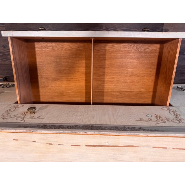 Wood Vintage John Widdicomb Cream & Gold Bedroom Suite W/ Mirror & Nightstands – Original Condition For Sale - Image 7 of 12