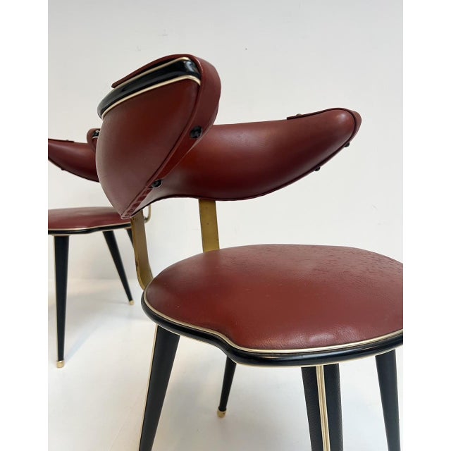 These chairs from Umberto Mascagni come from Italy and date from the 1960s. The curved backrest, the special armrests, the...