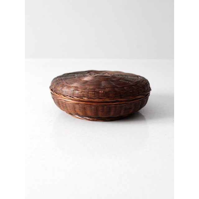 This antique Chinese sewing basket dates to the late 19th or early 20th century, a time when these baskets were widely...