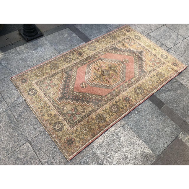 Turkish handmade handwoven vintage anatolian OUSHAK rug. We collect old Vintage rugs from Anatolia, which is the east part...