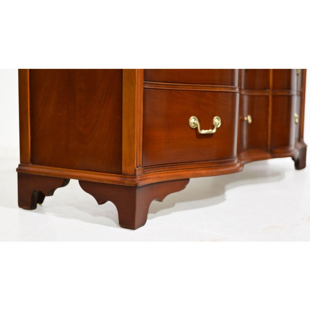 Mid Century Georgian Mahogany Serpentine Dresser With Brass Bail Hardware For Sale - Image 11 of 12