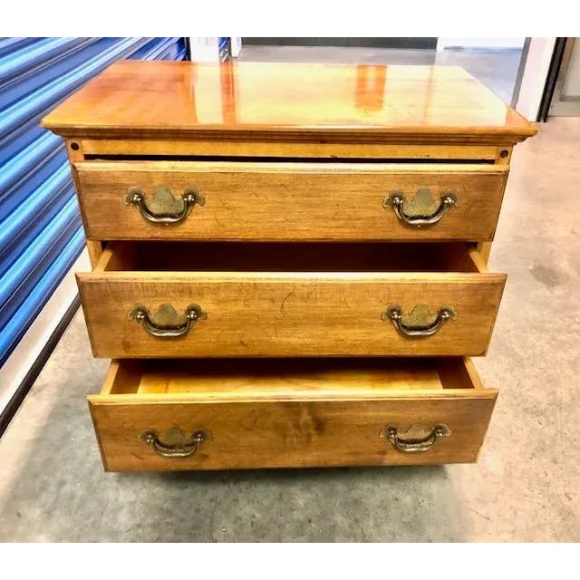 American 1970s Ethan Allen Chairside "Captains Chest" of Drawers For Sale - Image 3 of 9