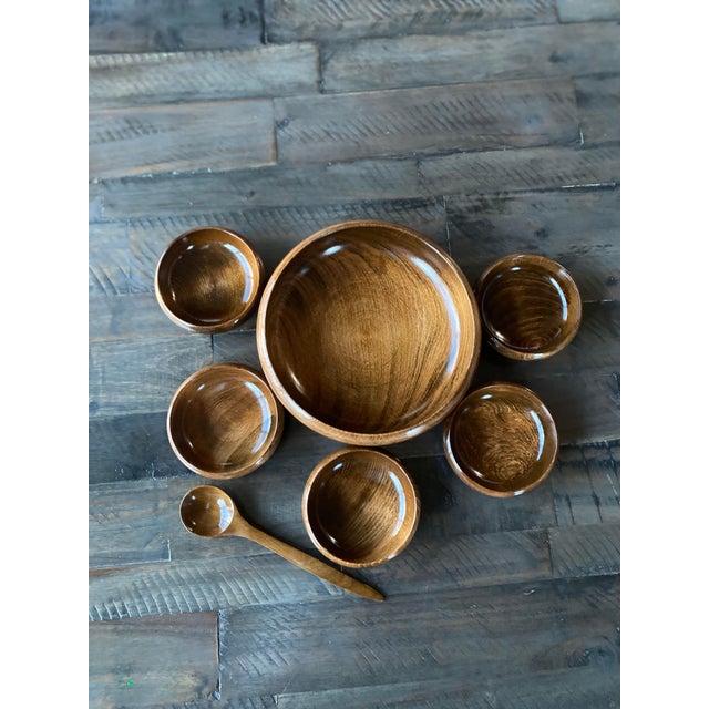 This vintage mid-century snack rice salad bowl set features a charming collection of 7 pieces, perfect for serving salads,...