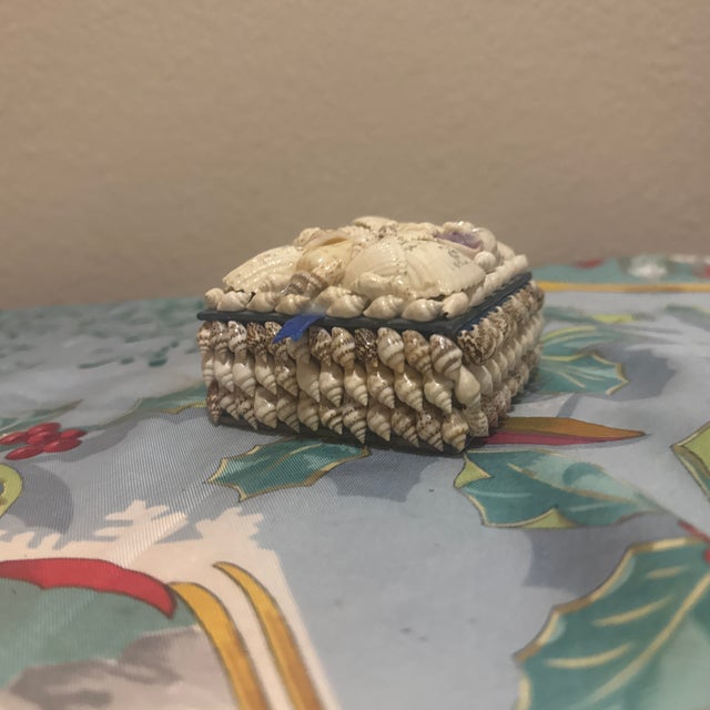 Vintage Seashell-Encrusted Miniature Trinket Box, Mid-20th Century For Sale In Minneapolis - Image 6 of 7