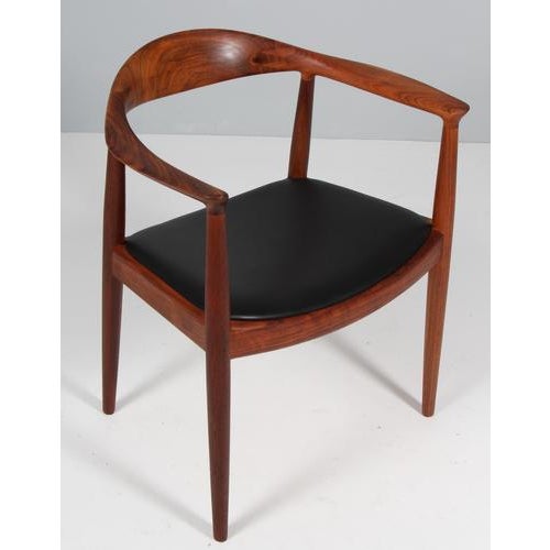 Hans j. Wegner armchair "the chair" in oiled walnut. New upholstered with black full-grain leather. Model pp-503, made by...