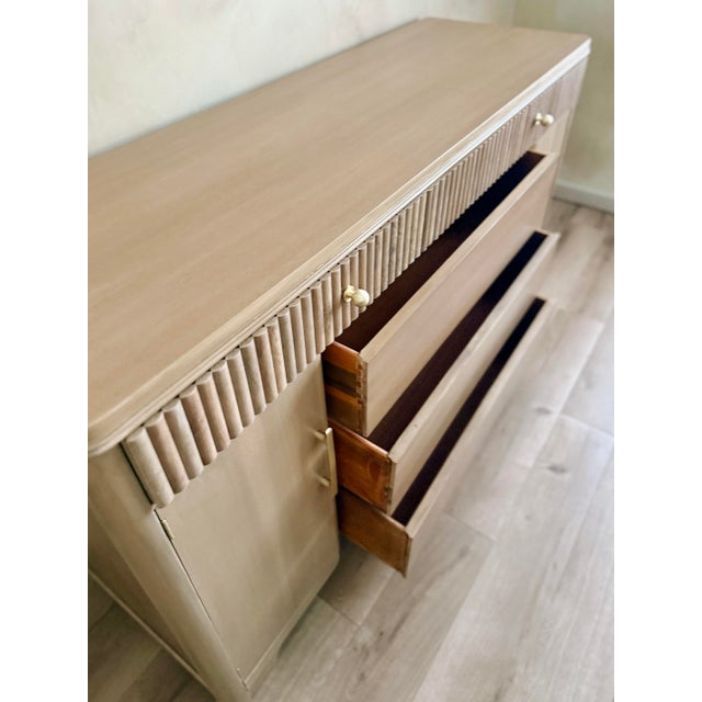 1940s Modern Fluted Dresser – Vintage Art Deco Dresser in Two-Tone Light Wood With Brushed Brass Hardware For Sale - Image 4 of 7