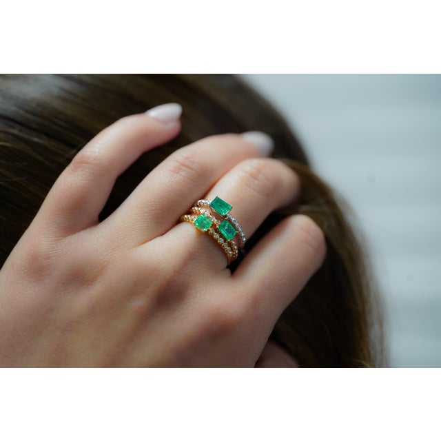 Natural Emerald and Diamond Ribbed Thin Stacking Ring in 18k White Gold Size 6.5 For Sale - Image 11 of 12