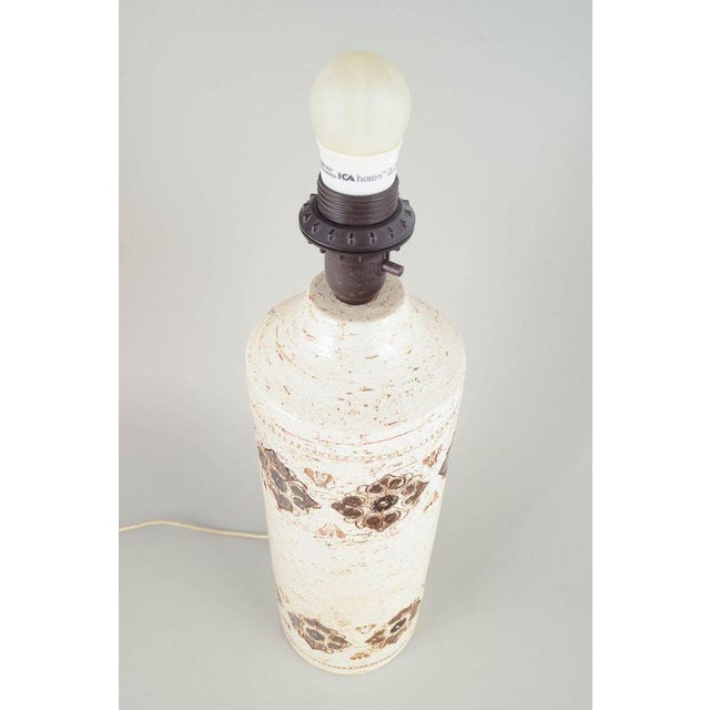 Bitossi for Bergboms. Table lamp, 1970s. Very large cylindrical table lamp in stoneware with characteristic Bitossi relief...