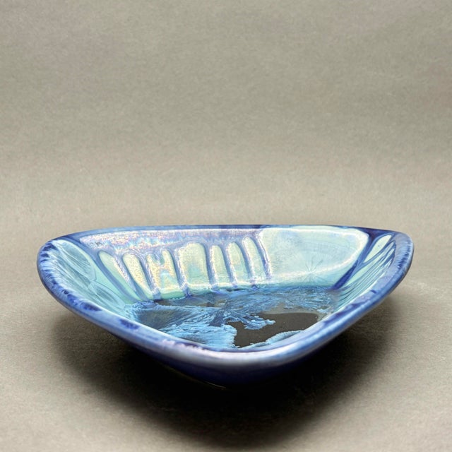 Contemporary Vintage Edgecomb Potters Maine Blue Crystalline Glaze Triangular Art Pottery Bowl Catchall For Sale - Image 3 of 10