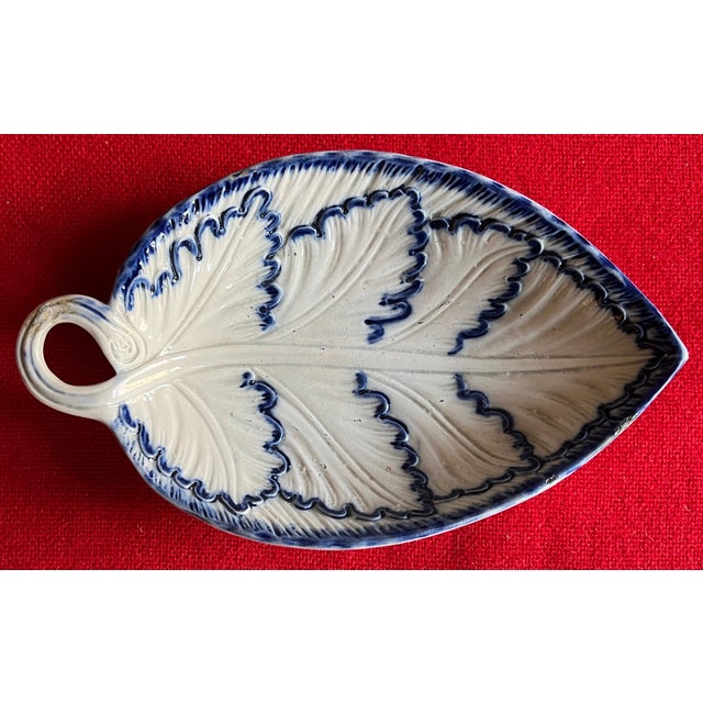 English Antique 18th Century English Staffordshire Creamware Leaf Shape Pickle Dish With Blue Feather Edge For Sale - Image 3 of 8