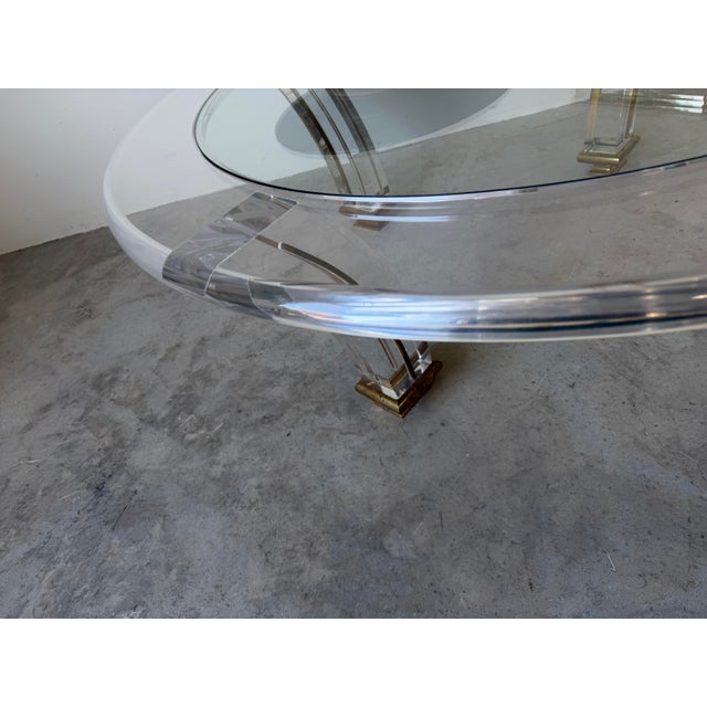 Hollywood Regency Glamorous Vintage Jeffrey Bigelow Style Lucite & Brass Sculptural Round Coffee Table With Glass Insert For Sale - Image 3 of 12
