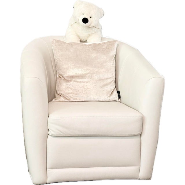 Natuzzi Giada Ivory Cream Leather Swivel Club Chair This ivory leather Natuzzi "Giada" swivel club chair is crafted from...