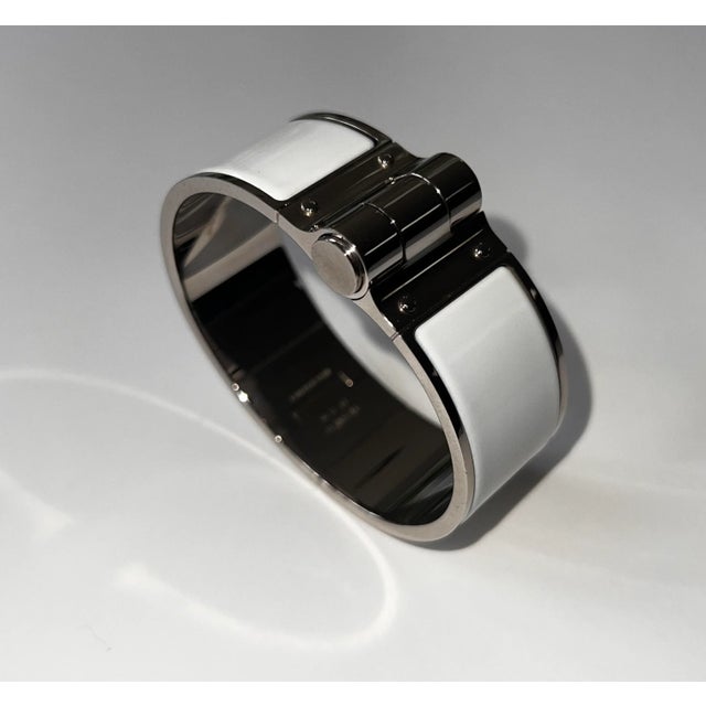 Hermès Hermes Bracelet - White Enamel Charniere Uni Wide Hinged Bracelet For Sale - Image 4 of 6