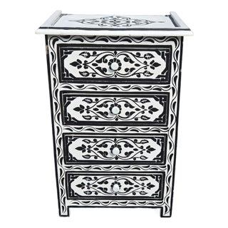 Hand‑Painted Moroccan Nightstand / White and Black Zoua9 Woodwork For Sale