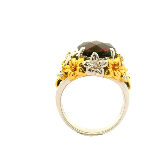 8.41 Carat Garnet Diamond Platinum-18k Yellow Gold Flower Motif Ring, Size 6.5 For Sale In Los Angeles - Image 6 of 8