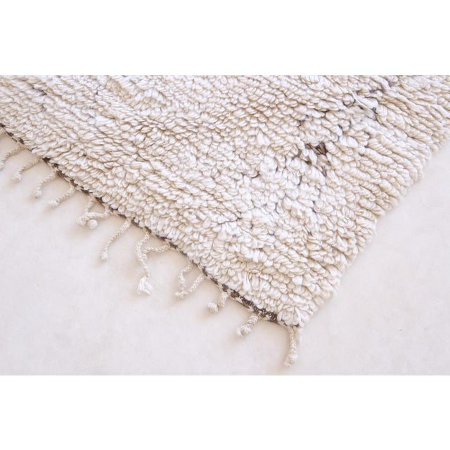 Off-white 1980's Moroccan Kilim Beni Ourain Wool Rug - 10.5 X 6.2 Ft For Sale - Image 8 of 12