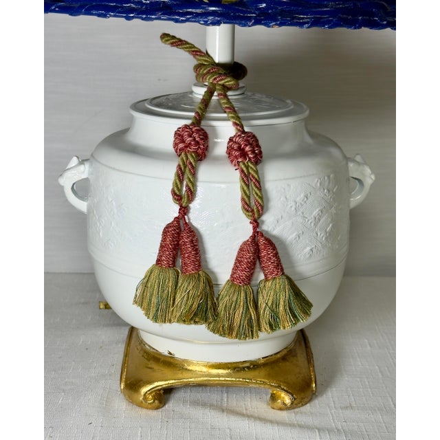 Dorothy Draper Vintage Chinoiserie White Ginger Jar Table Lamp With Blue Wicker Shade - Newly Painted For Sale - Image 4 of 11