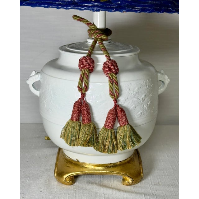 Chapman Manufacturing Company Vintage Chinoiserie White Ginger Jar Table Lamp With Navy Blue Wicker Shade - Newly Painted For Sale - Image 4 of 11