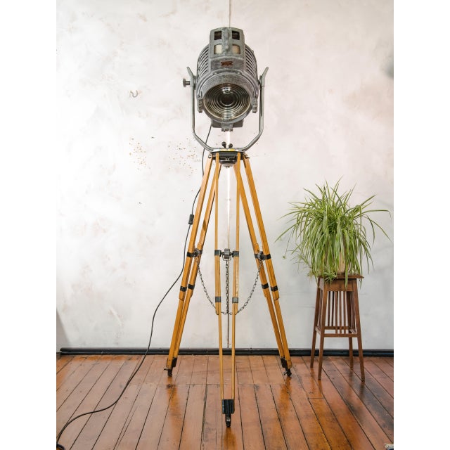 Industrial Grey 2KW Fresnel Spotlight Floor Lamp with Tripod from Arri, Germany, 1950s For Sale - Image 3 of 18