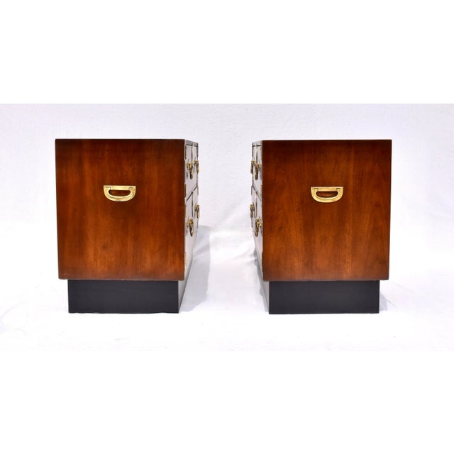 Campaign 1970s Henredon Chinoiserie Tansu Campaign Commodes in Mahogany & Brass For Sale - Image 3 of 12