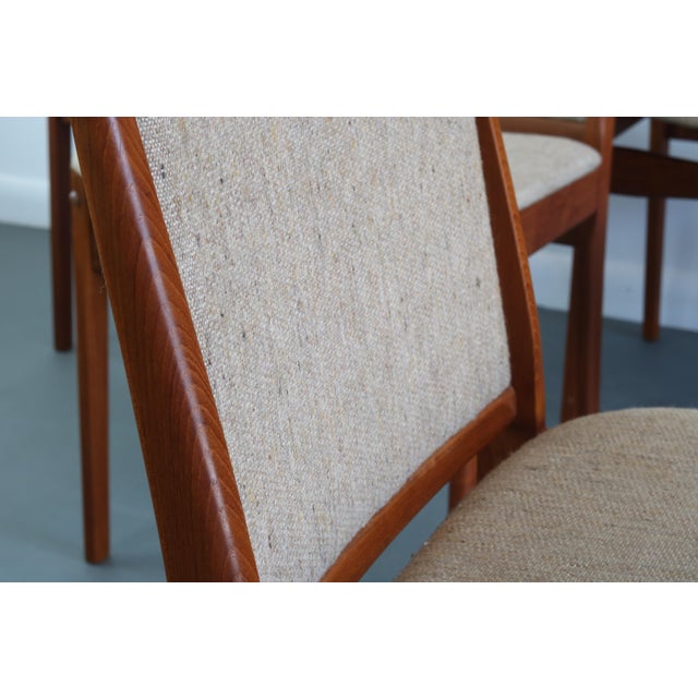 1960s Set of 6 Danish Modern Dining Chairs in Teak in Original Oatmeal Fabric, Denmark For Sale - Image 5 of 13