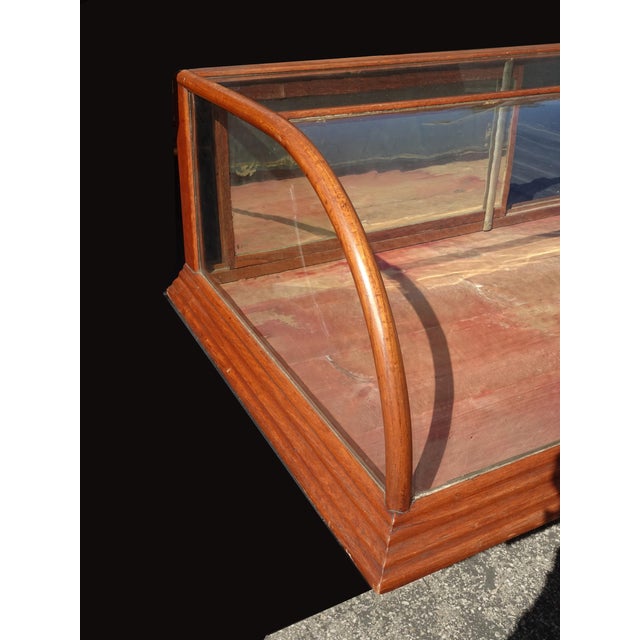 1930s Antique Mercantile Store Curved Glass Counter Top Display Case Murray Spink & Co For Sale - Image 5 of 11