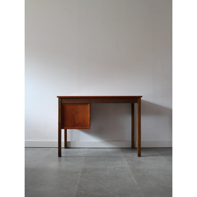 Vintage Danish Desk in Teak, 1960s, in Very Good conditions. Designed 1960 to 1969