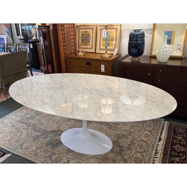 2010s Nj Modern Furniture Saarinen-Style Oval Carrara Marble Tulip Dining Table For Sale - Image 5 of 14