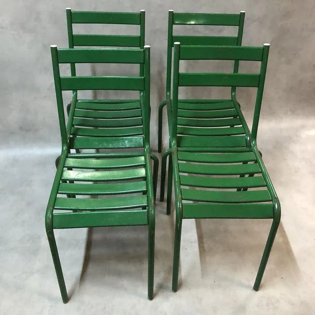 Set of 4 chairs in green metal fir, ArtProg.Fabriquées brand Gray in Haute Saône in the 50's. Formerly used in bars, they...