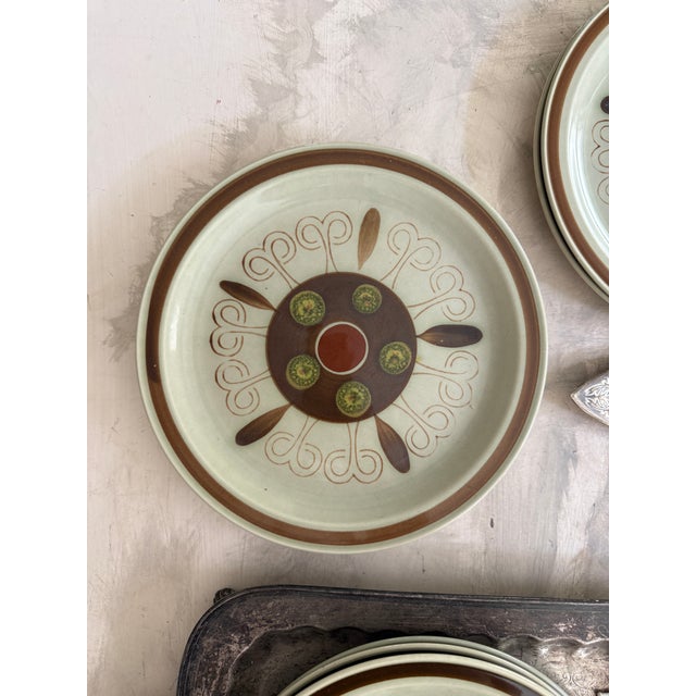 1970s Shino Stone “Marguerita” Dinner Plates 10.25” Japan Mid Century Modern Dinnerware - Set of 8 For Sale - Image 4 of 12