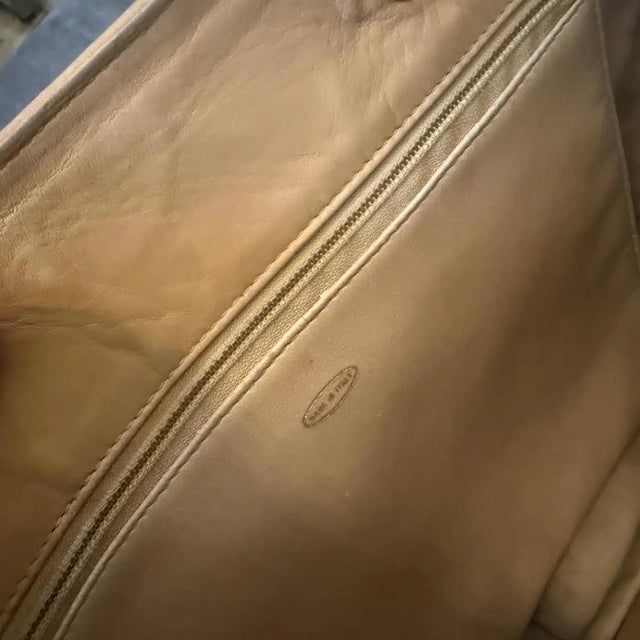 1980s Vintage Chanel Beige Lambskin Leather and Brass Shoulder Bag For Sale - Image 14 of 18