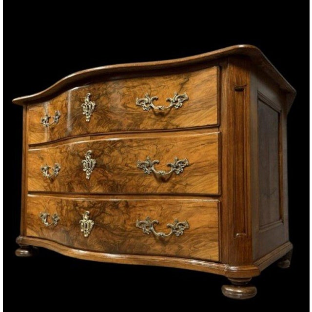 Louis XIV ombé Commode in Burr Walnut and Gilt Bronze For Sale - Image 5 of 8