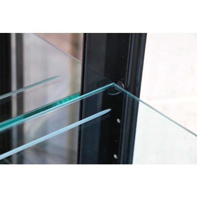 Pair of Mid-Century Modern Henredon Black Lacquer & Brass Glass Display Cabinets With Lighting For Sale - Image 15 of 18