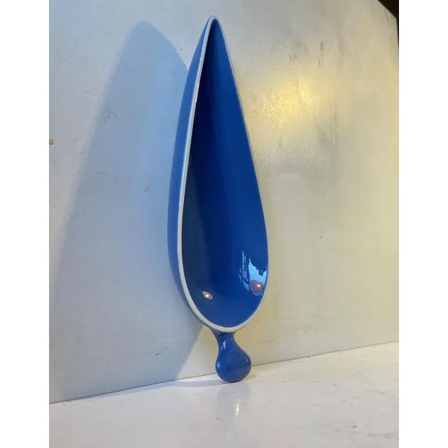 Decorative stoneware Dish in blue glaze highlighted by a white rim/edge.Manufacturer: Gustavsberg circa 1960. Designed by...