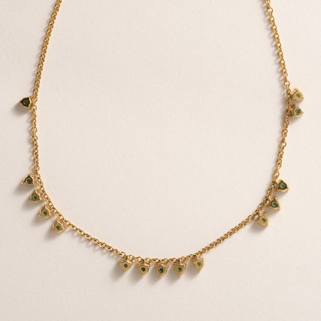 18k Yellow Gold 1.70 Carats Green Emerald Dangle Necklace For Sale - Image 4 of 5