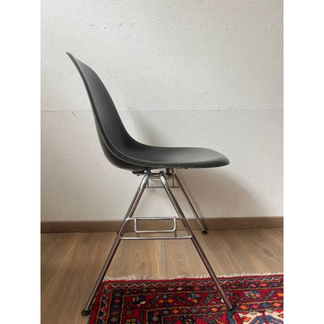 The iconic design from the United States, designed by Charles and Ray Eames: Anthracite-colored shell made of molded...